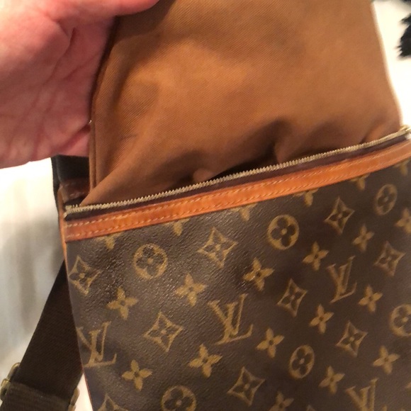 LOUIS VUITTON Monogram Pochette Bosphore Crossbody - Picture 2 of 7